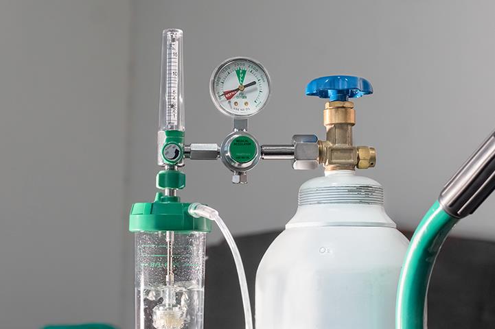medical oxygen flow meter and tank